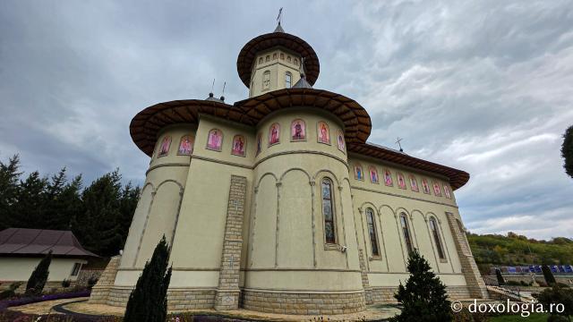 Mănăstirea Brazi – lăcaș de rugăciune și închinare la moaștele Sfântului Sfințit Mucenic Teodosie