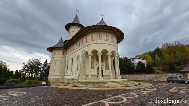 Mănăstirea Brazi – lăcaș de rugăciune și închinare la moaștele Sfântului Sfințit Mucenic Teodosie