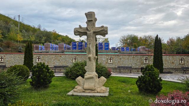 Mănăstirea Brazi – lăcaș de rugăciune și închinare la moaștele Sfântului Sfințit Mucenic Teodosie