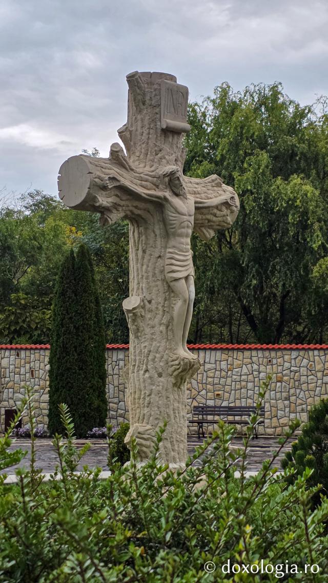 Mănăstirea Brazi – lăcaș de rugăciune și închinare la moaștele Sfântului Sfințit Mucenic Teodosie