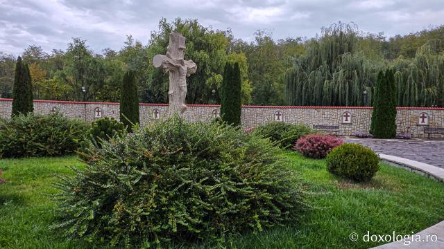 Mănăstirea Brazi – lăcaș de rugăciune și închinare la moaștele Sfântului Sfințit Mucenic Teodosie