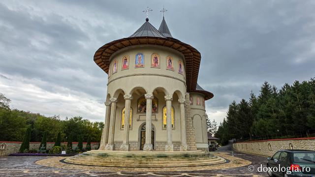 Mănăstirea Brazi – lăcaș de rugăciune și închinare la moaștele Sfântului Sfințit Mucenic Teodosie