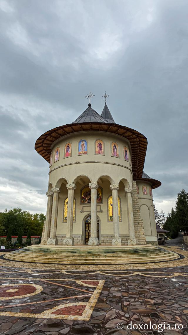 Mănăstirea Brazi – lăcaș de rugăciune și închinare la moaștele Sfântului Sfințit Mucenic Teodosie