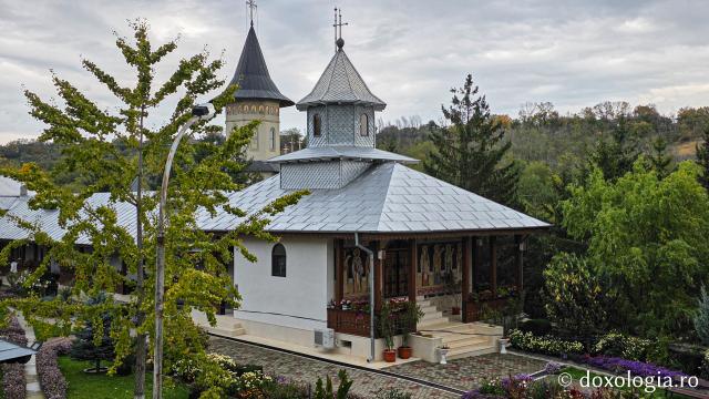 Mănăstirea Brazi – lăcaș de rugăciune și închinare la moaștele Sfântului Sfințit Mucenic Teodosie