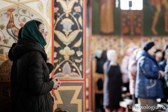 (Foto) Denia celor 12 Evanghelii la Biserica „Adormirea Maicii Domnului” - Galata