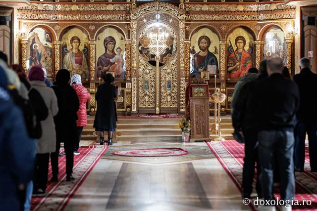 (Foto) Denia celor 12 Evanghelii la Biserica „Adormirea Maicii Domnului” - Galata