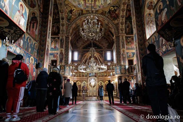 (Foto) Denia celor 12 Evanghelii la Biserica „Adormirea Maicii Domnului” - Galata