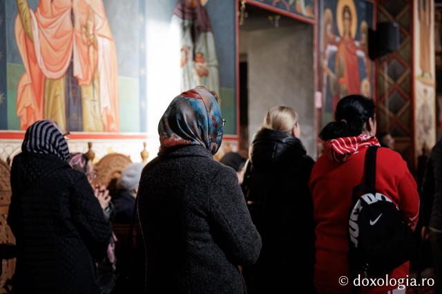 (Foto) Denia celor 12 Evanghelii la Biserica „Adormirea Maicii Domnului” - Galata