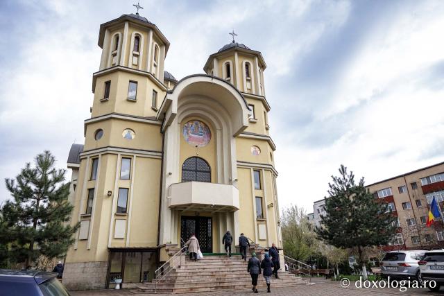(Foto) Denia celor 12 Evanghelii la Biserica „Adormirea Maicii Domnului” - Galata