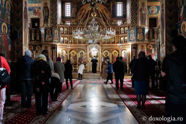 (Foto) Denia celor 12 Evanghelii la Biserica „Adormirea Maicii Domnului” - Galata
