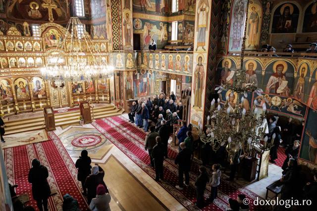 (Foto) Denia celor 12 Evanghelii la Biserica „Adormirea Maicii Domnului” - Galata