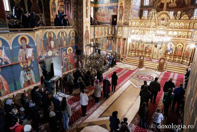 (Foto) Denia celor 12 Evanghelii la Biserica „Adormirea Maicii Domnului” - Galata
