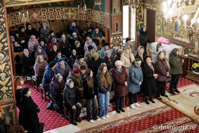 (Foto) Denia celor 12 Evanghelii la Biserica „Adormirea Maicii Domnului” - Galata