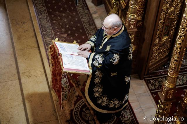 (Foto) Denia celor 12 Evanghelii la Biserica „Adormirea Maicii Domnului” - Galata