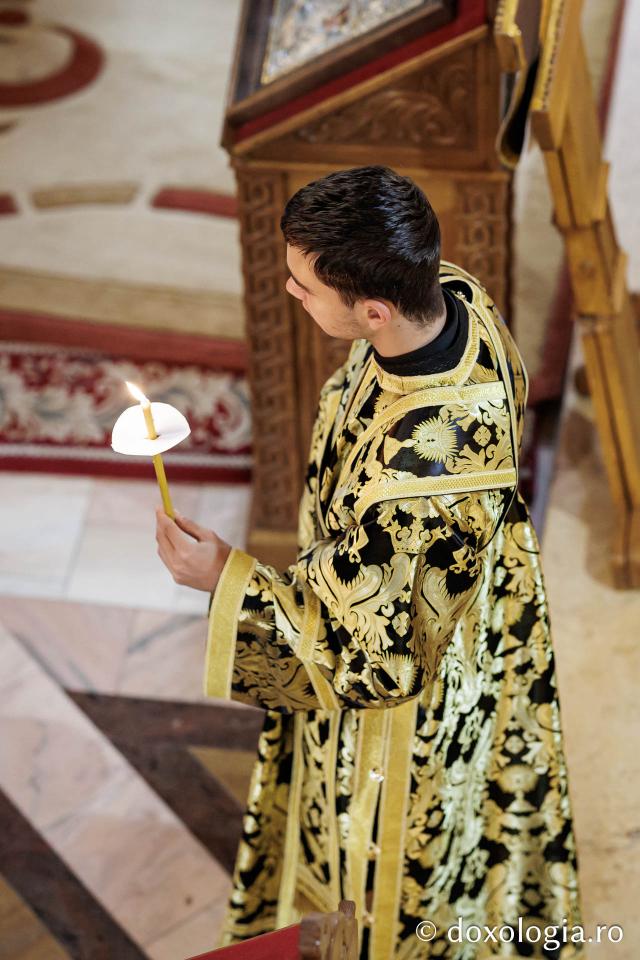 (Foto) Denia celor 12 Evanghelii la Biserica „Adormirea Maicii Domnului” - Galata