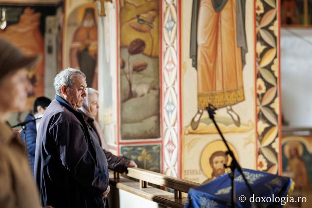 (Foto) Denia celor 12 Evanghelii la Biserica „Adormirea Maicii Domnului” - Galata