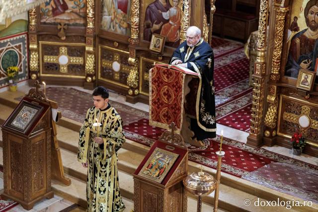 (Foto) Denia celor 12 Evanghelii la Biserica „Adormirea Maicii Domnului” - Galata