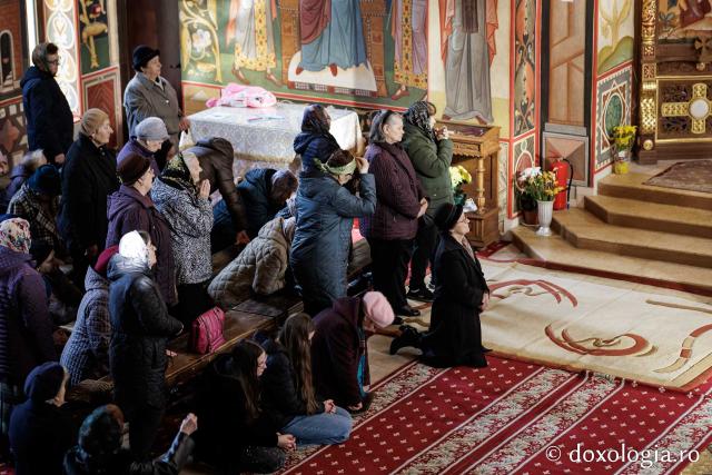 (Foto) Denia celor 12 Evanghelii la Biserica „Adormirea Maicii Domnului” - Galata