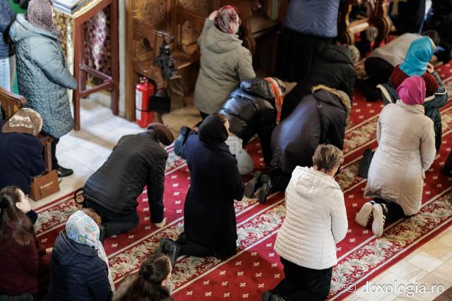 (Foto) Denia celor 12 Evanghelii la Biserica „Adormirea Maicii Domnului” - Galata