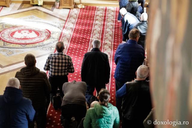 (Foto) Denia celor 12 Evanghelii la Biserica „Adormirea Maicii Domnului” - Galata
