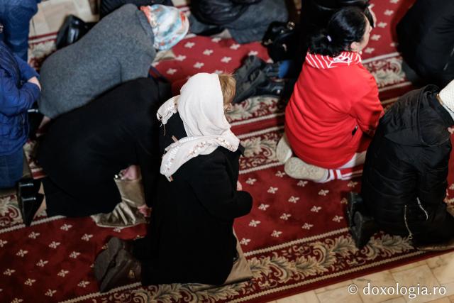 (Foto) Denia celor 12 Evanghelii la Biserica „Adormirea Maicii Domnului” - Galata