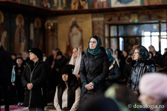 (Foto) Denia celor 12 Evanghelii la Biserica „Adormirea Maicii Domnului” - Galata
