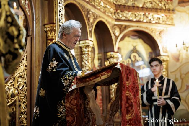 (Foto) Denia celor 12 Evanghelii la Biserica „Adormirea Maicii Domnului” - Galata