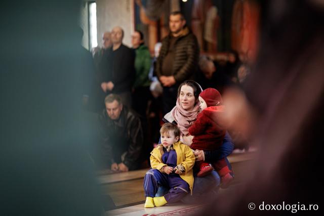 (Foto) Denia celor 12 Evanghelii la Biserica „Adormirea Maicii Domnului” - Galata