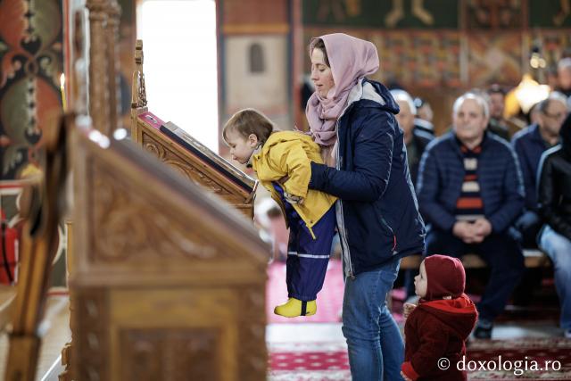 (Foto) Denia celor 12 Evanghelii la Biserica „Adormirea Maicii Domnului” - Galata