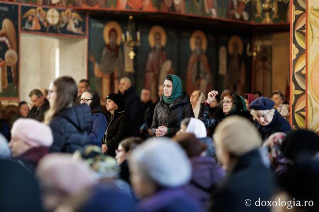 (Foto) Denia celor 12 Evanghelii la Biserica „Adormirea Maicii Domnului” - Galata