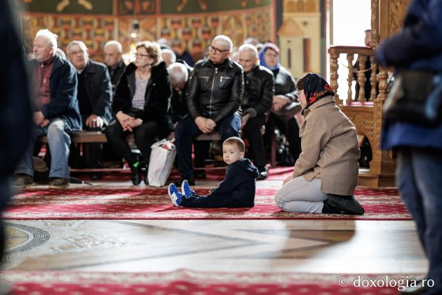 (Foto) Denia celor 12 Evanghelii la Biserica „Adormirea Maicii Domnului” - Galata
