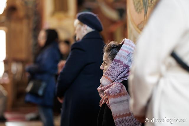(Foto) Denia celor 12 Evanghelii la Biserica „Adormirea Maicii Domnului” - Galata