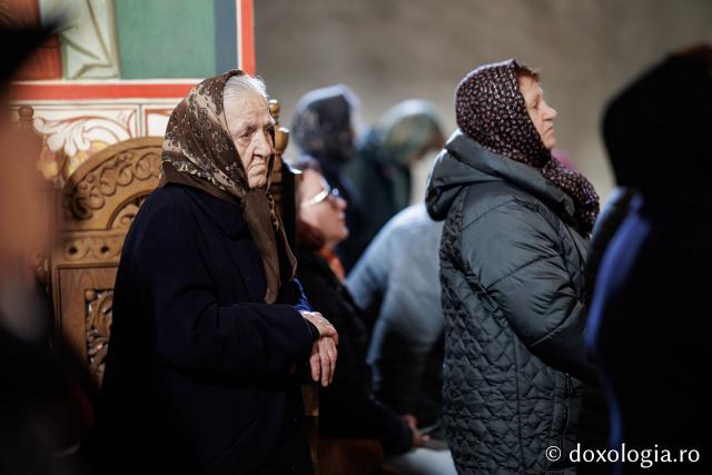 (Foto) Denia celor 12 Evanghelii la Biserica „Adormirea Maicii Domnului” - Galata