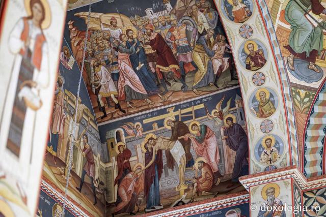 (Foto) Denia celor 12 Evanghelii la Biserica „Adormirea Maicii Domnului” - Galata