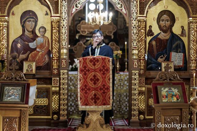 (Foto) Denia celor 12 Evanghelii la Biserica „Adormirea Maicii Domnului” - Galata