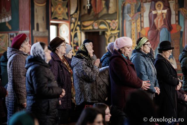 (Foto) Denia celor 12 Evanghelii la Biserica „Adormirea Maicii Domnului” - Galata