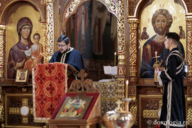 (Foto) Denia celor 12 Evanghelii la Biserica „Adormirea Maicii Domnului” - Galata