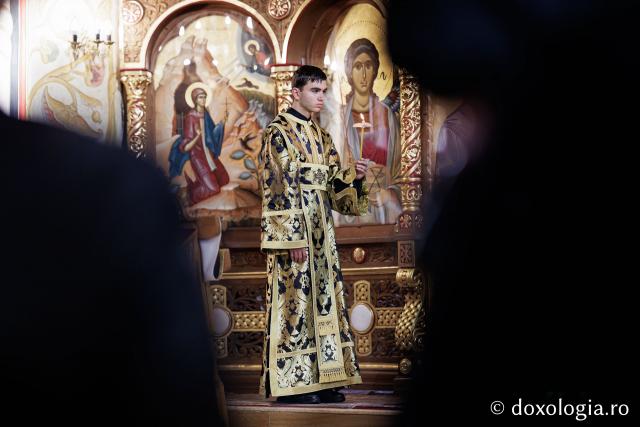 (Foto) Denia celor 12 Evanghelii la Biserica „Adormirea Maicii Domnului” - Galata