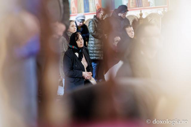 (Foto) Denia celor 12 Evanghelii la Biserica „Adormirea Maicii Domnului” - Galata