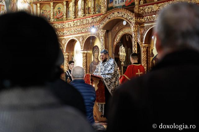 (Foto) Denia celor 12 Evanghelii la Biserica „Adormirea Maicii Domnului” - Galata