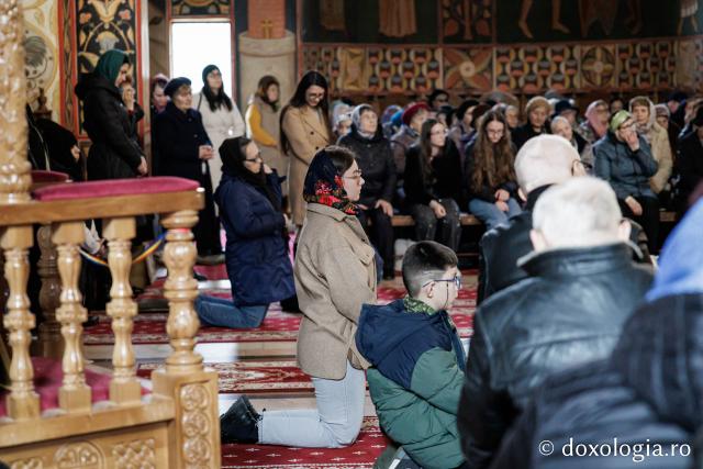 (Foto) Denia celor 12 Evanghelii la Biserica „Adormirea Maicii Domnului” - Galata