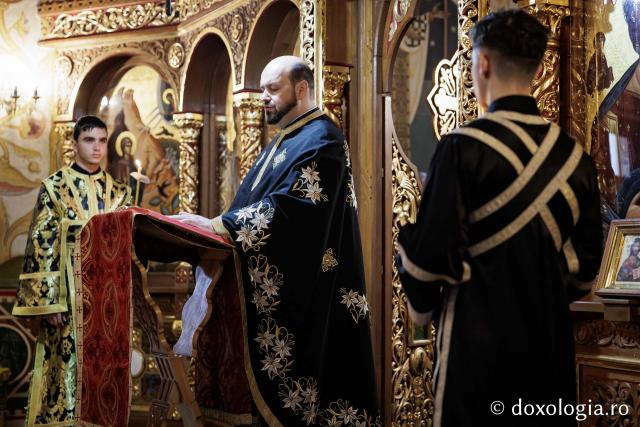 (Foto) Denia celor 12 Evanghelii la Biserica „Adormirea Maicii Domnului” - Galata