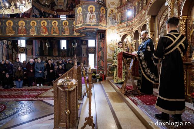 (Foto) Denia celor 12 Evanghelii la Biserica „Adormirea Maicii Domnului” - Galata