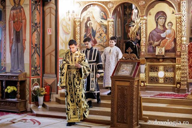 (Foto) Denia celor 12 Evanghelii la Biserica „Adormirea Maicii Domnului” - Galata