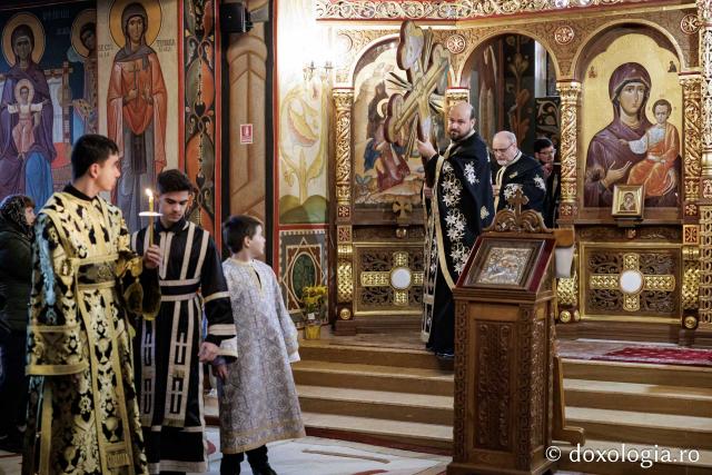 (Foto) Denia celor 12 Evanghelii la Biserica „Adormirea Maicii Domnului” - Galata