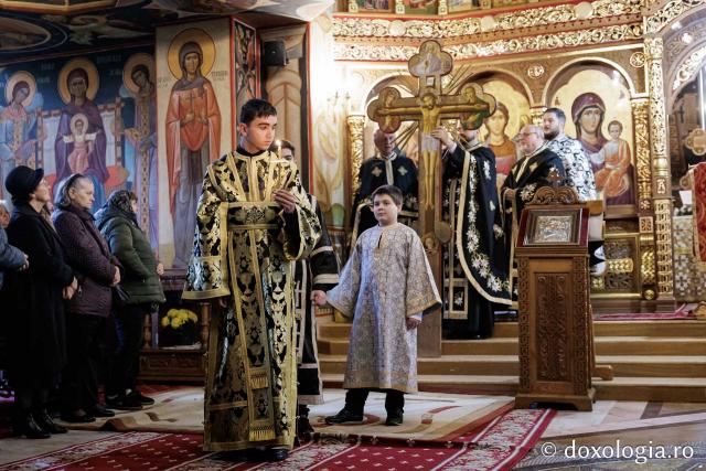 (Foto) Denia celor 12 Evanghelii la Biserica „Adormirea Maicii Domnului” - Galata