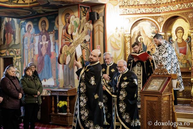 (Foto) Denia celor 12 Evanghelii la Biserica „Adormirea Maicii Domnului” - Galata