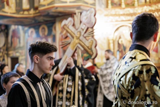(Foto) Denia celor 12 Evanghelii la Biserica „Adormirea Maicii Domnului” - Galata