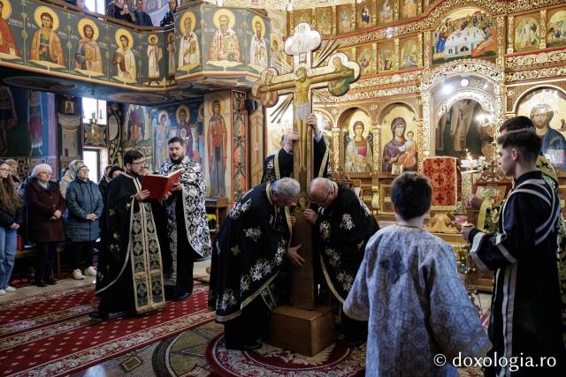 (Foto) Denia celor 12 Evanghelii la Biserica „Adormirea Maicii Domnului” - Galata