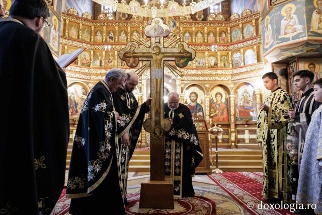 (Foto) Denia celor 12 Evanghelii la Biserica „Adormirea Maicii Domnului” - Galata